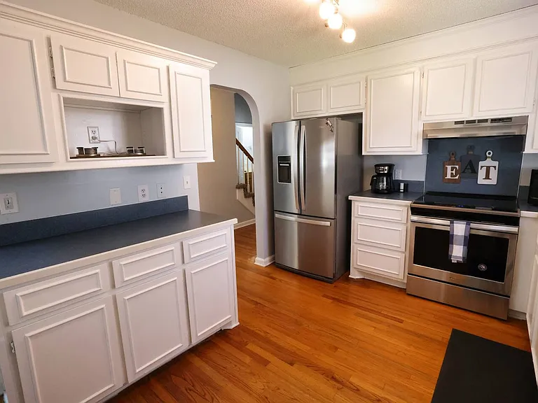 5456 Roxbury Dr — Photo 8