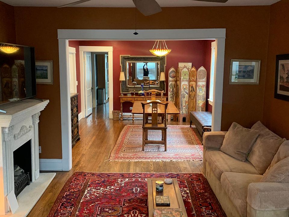 Eclectic and comfortable living and dining area with desk and wifi. Smart tv.