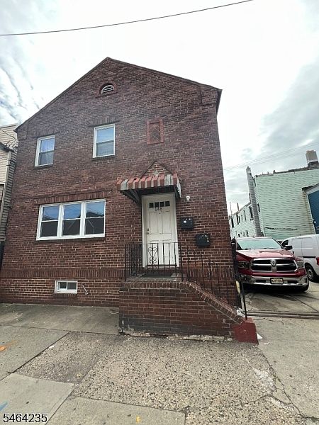 1st image of 190 Jefferson St