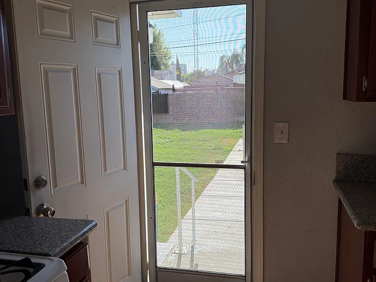 1024 Doyle St — Photo 11