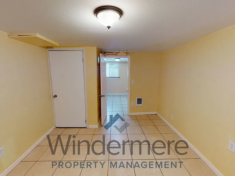 527 E Cherry St — Photo 5