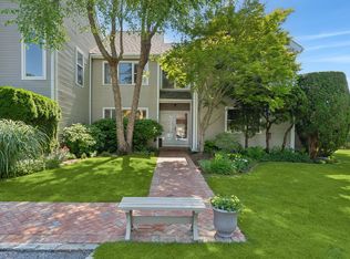 425 Hampton Rd APT 14, Southampton, NY 11968