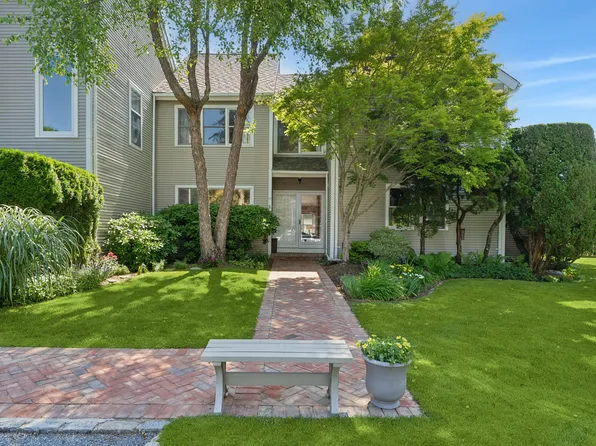 425 Hampton Rd APT 14, Southampton, NY 11968