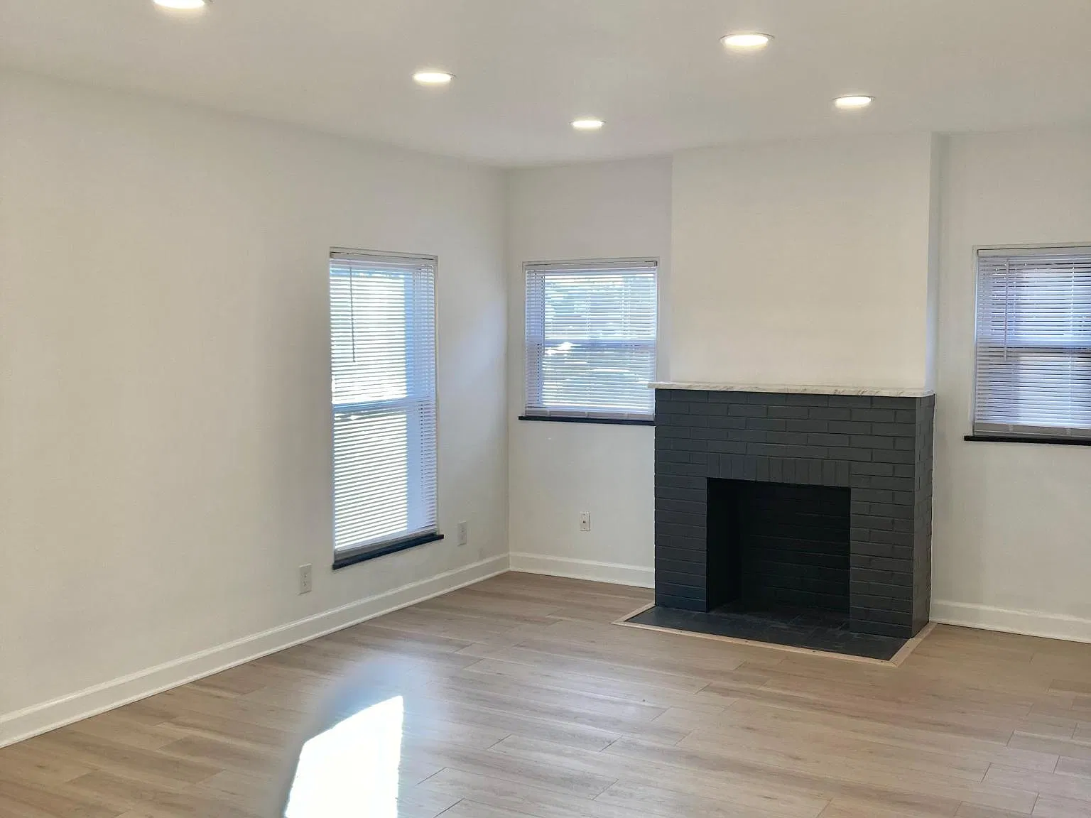 2 bed, 1000 sqft, $1,580 — Photo 2