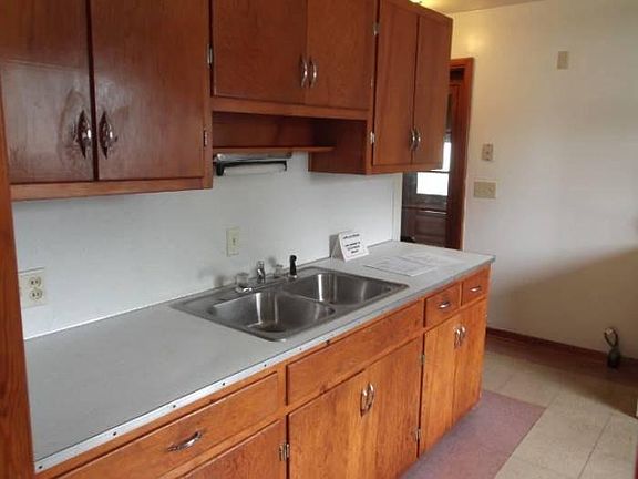 3rd image of 896 Davis Ave