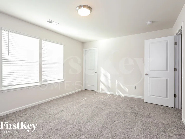 566 Hillpark Ln — Photo 11