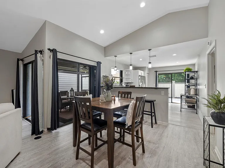 2482 Bedford Mews Dr — Photo 13