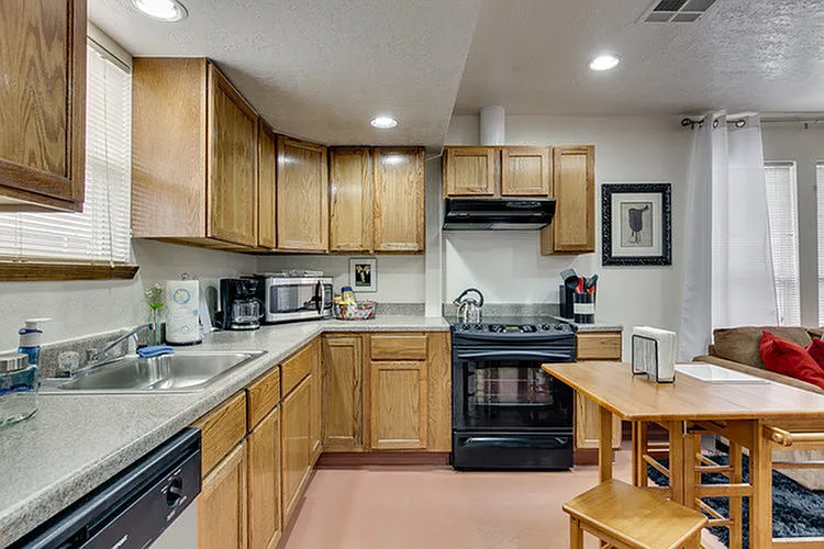 Claremont Apartments — Photo 17
