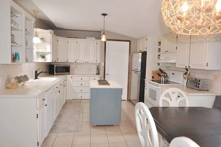 Furnished Short Term Rental Main Floor Suite! — Photo 2