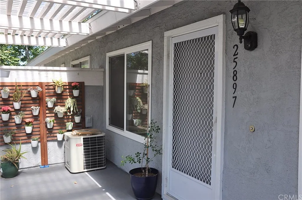 2 bed, 932 sqft, $1,300 — Photo 2