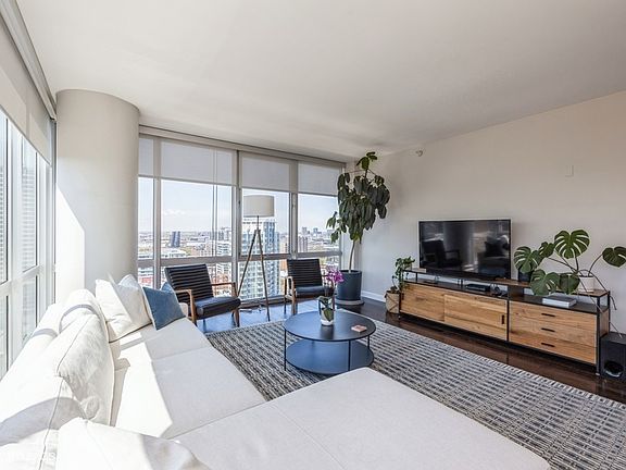 3rd image of 1629 S Prairie Ave Unit 2106