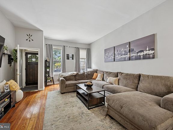 4th image of 107 W Salaignac St