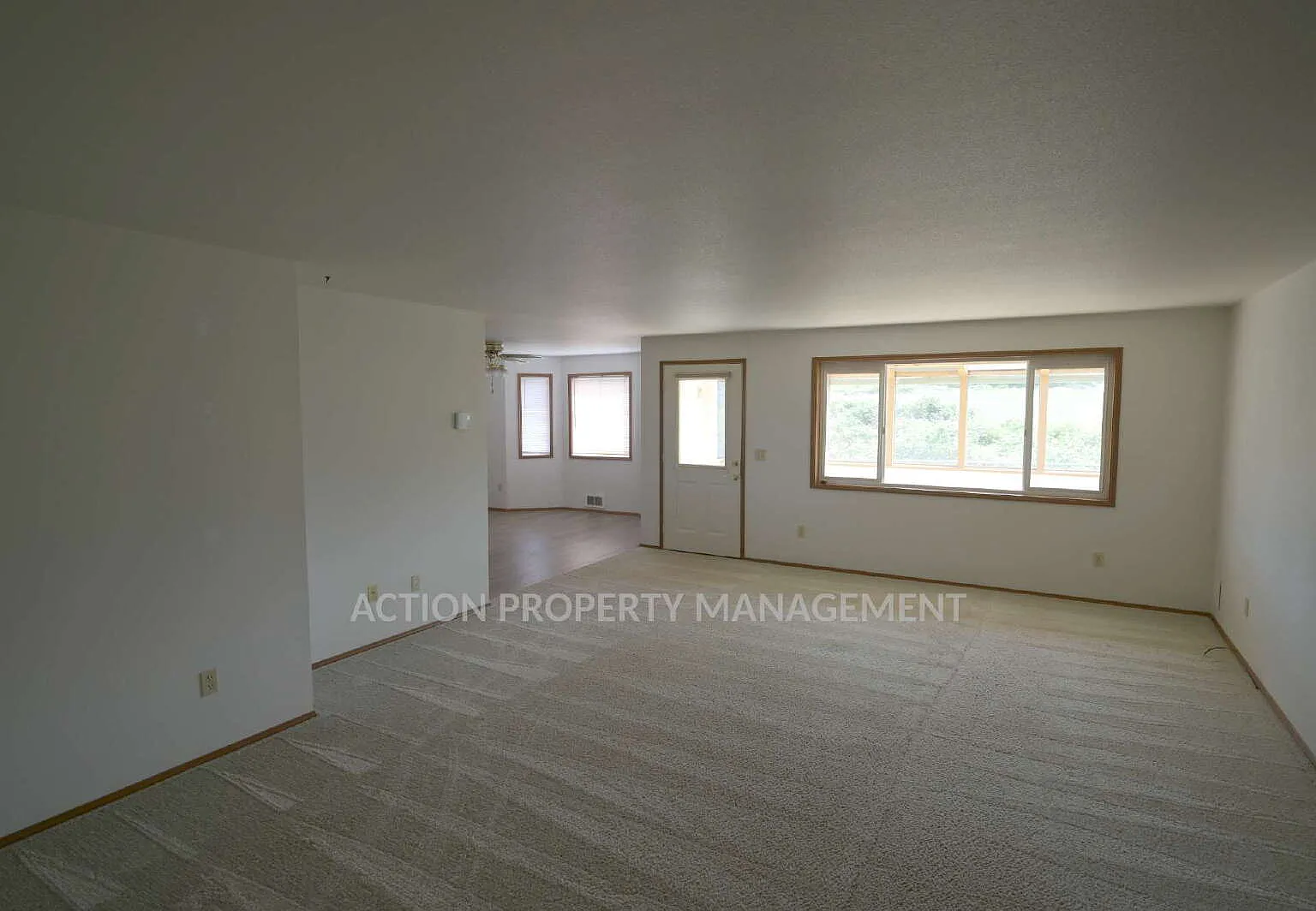 3 bed, 2.0 bath, 1592 sqft, $2,200 — Photo 3
