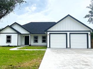 922 Redwood Ave, Rockport, TX 78382