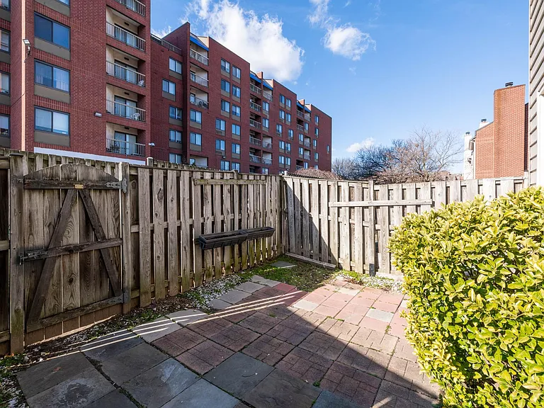216 Roundhouse Ct — Photo 32