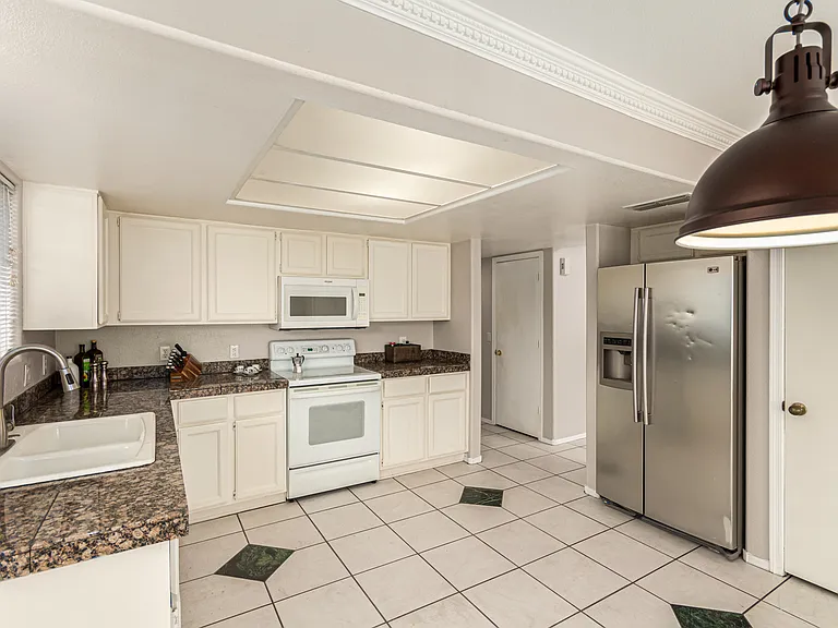 3223 E Poinsettia Dr — Photo 15