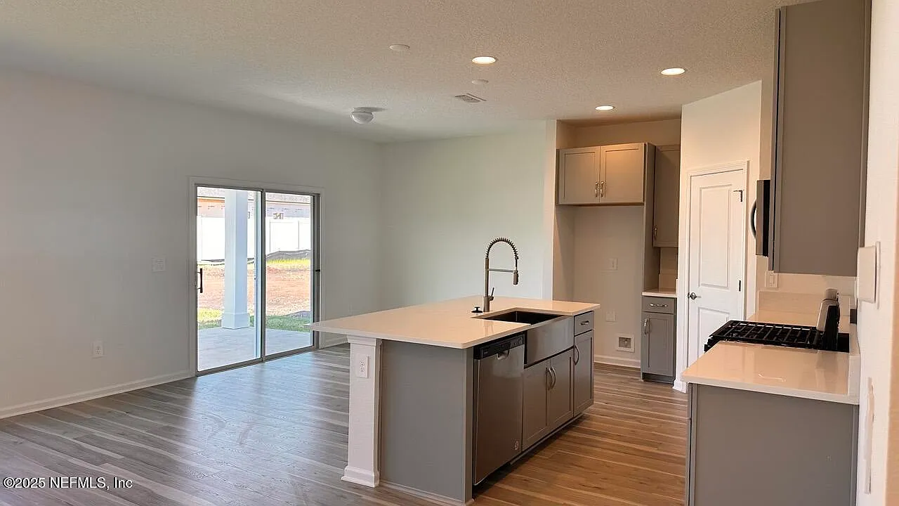 4 bed, 2.5 bath, 1975 sqft, $2,600 — Photo 3