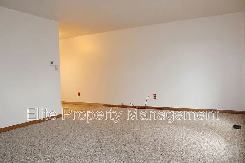 4 bed, 3.0 bath, 1983 sqft, $2,195 — Photo 3