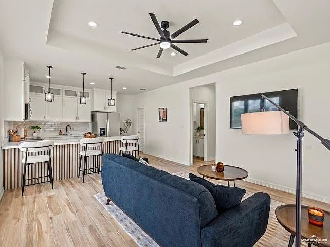 3 bed, 2.0 bath, 1090 sqft, $1,350 — Photo 4