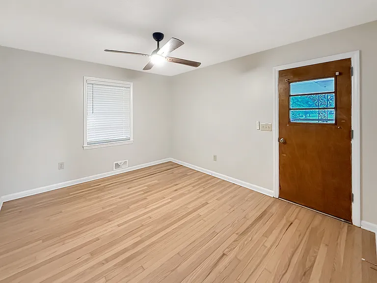 1595 Tulip Ln — Photo 7
