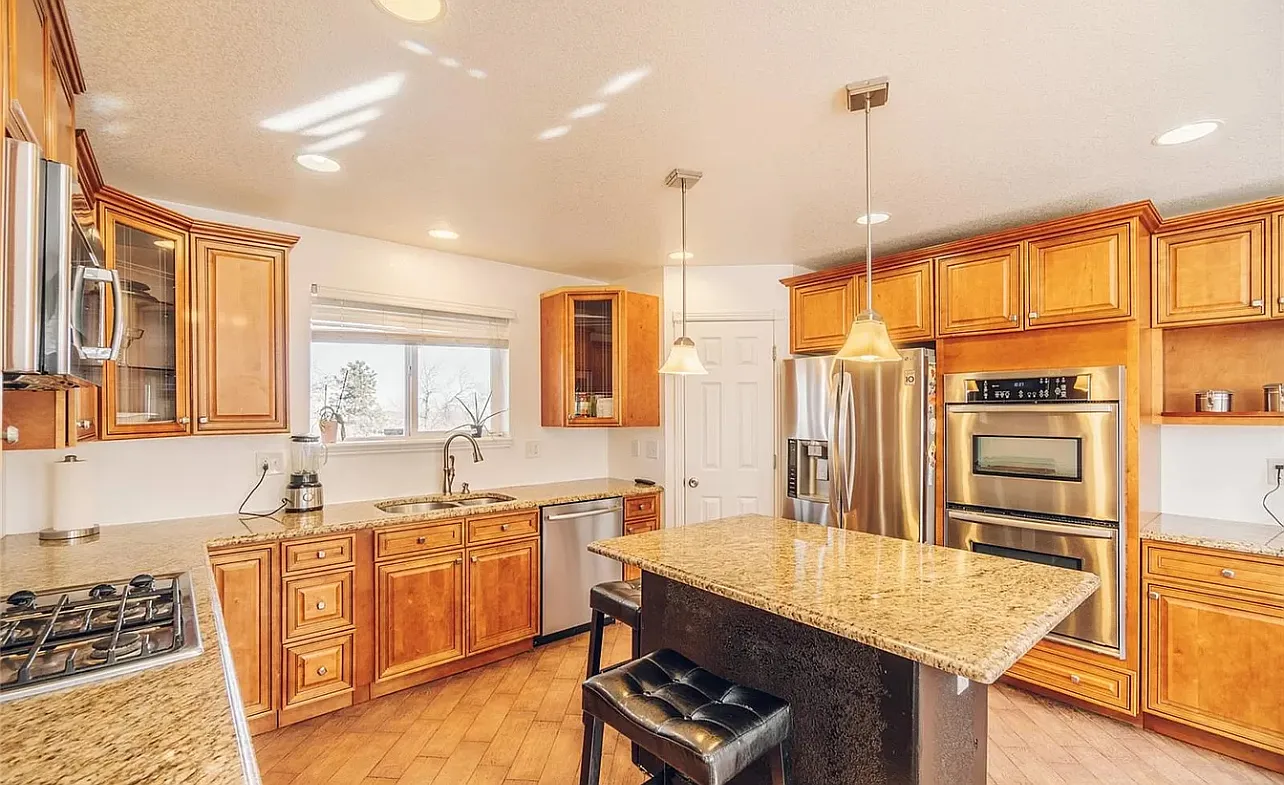 5 bed, 2355 sqft, $3,300 — Photo 4