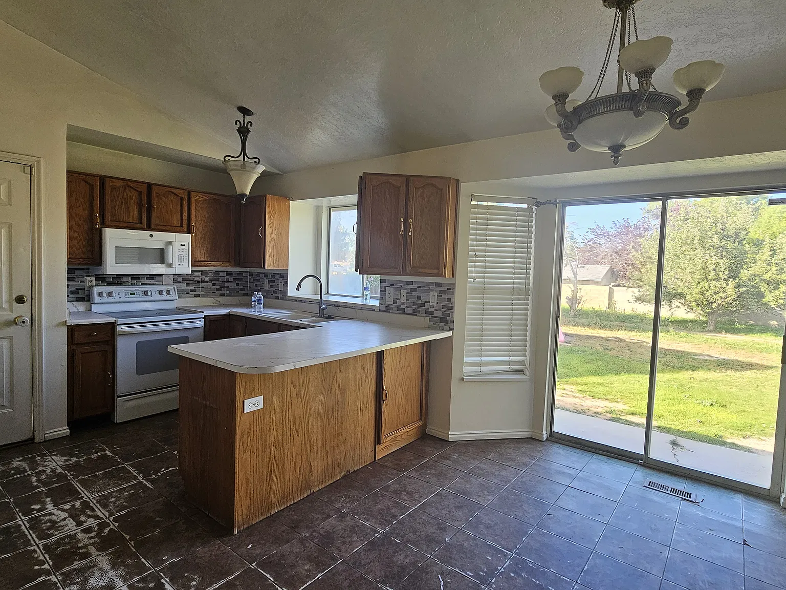 5 bed, 1800 sqft, $2,500 — Photo 2