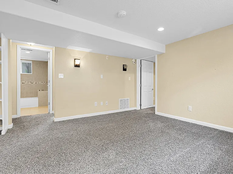 5454 S Elmwood St #5454 S ELMWOOD ST — Photo 17