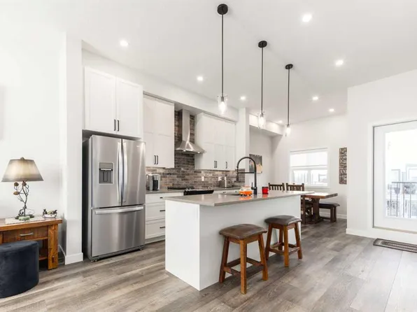 188 W Les Jardins Park SE, Calgary, AB T2C 5V3