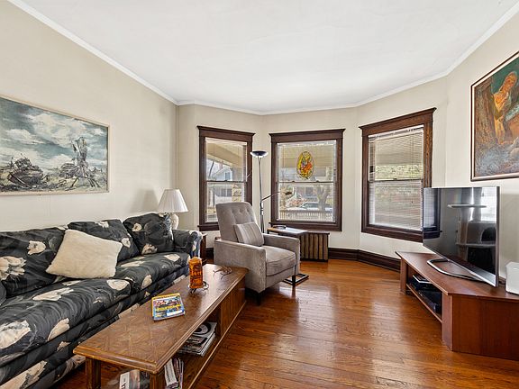 4th image of 608 S Grove Ave