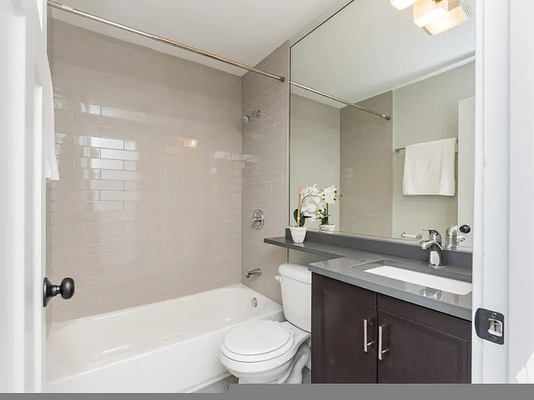 550 W Surf St #311 — Photo 6