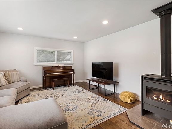 3rd image of 415 Hill St