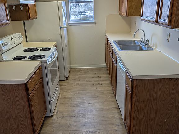 4th image of 1703 S Washington St