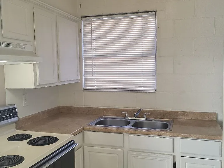 913 Willow St — Photo 2