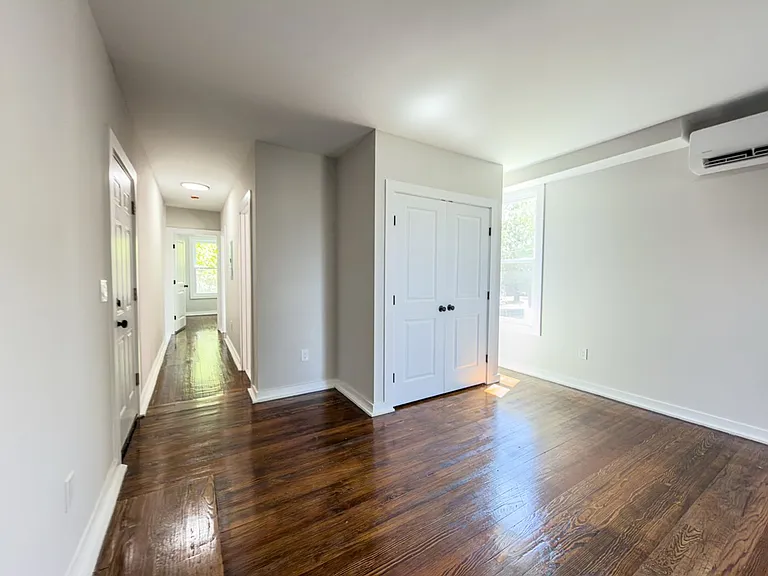560 Howard Ave — Photo 17