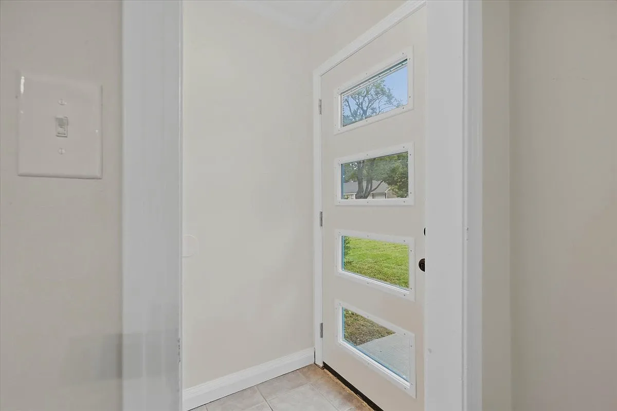 3 bed, 1.5 bath, 1200 sqft, $2,299 — Photo 3