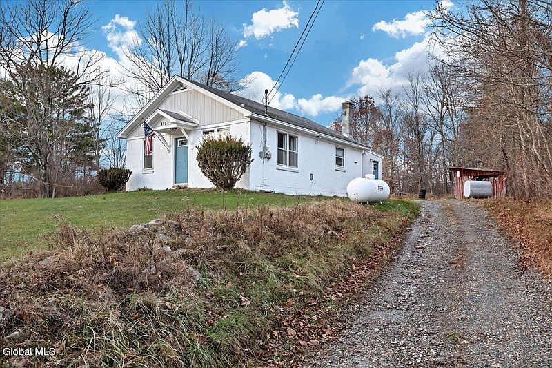 3rd image of 498 Hoags Corners Road