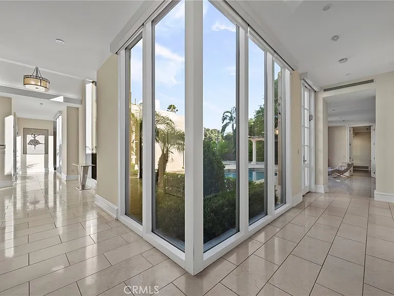1049 Oak Grove Pl — Photo 9