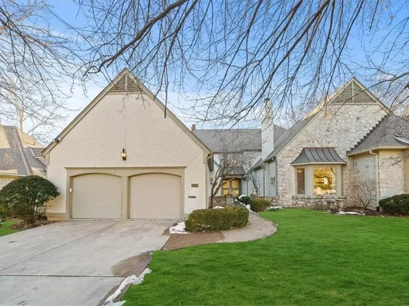 8158 Delmar St, Prairie Village, KS 66208