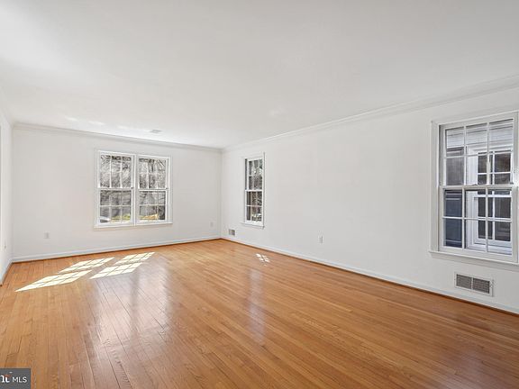 5th image of 9716 Hill St
