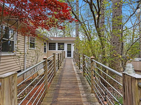 3rd image of 104 Henson Dr