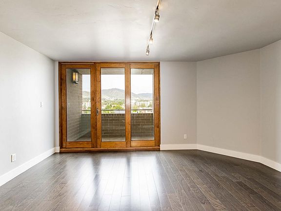 4th image of 230 E Broadway St #902