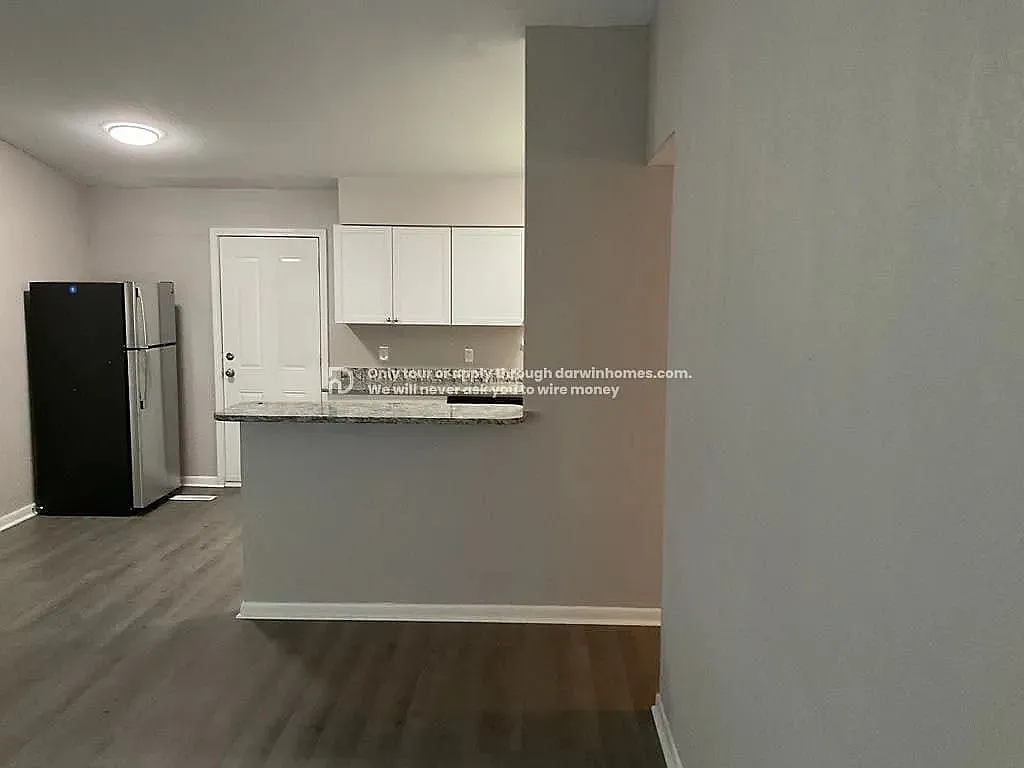 3 bed, 1.0 bath, 925 sqft, $1,047 — Photo 3