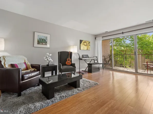 18 Canterbury Sq APT 302, Alexandria, VA 22304