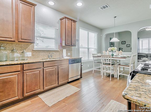 5th image of 305 Oak Creek Way