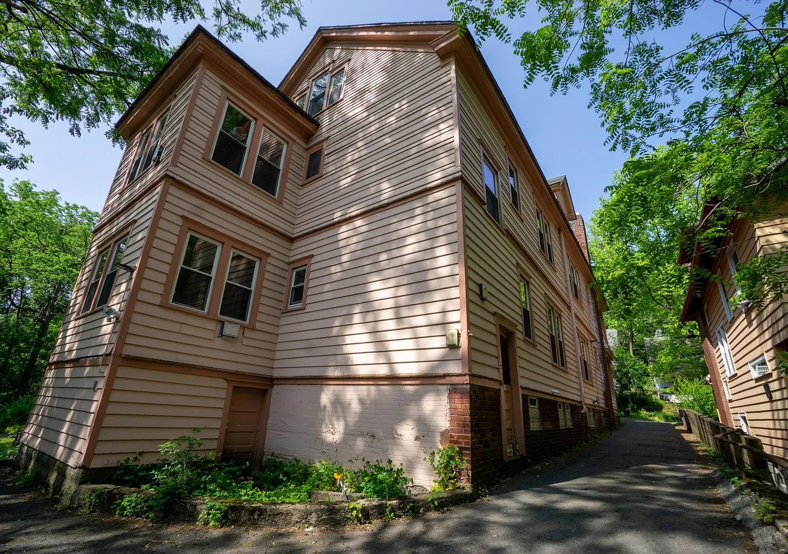 853 Maryland Apt 1 - Available 6/1/2027 - Spacious 4 Bedroom Apartment — Photo 1