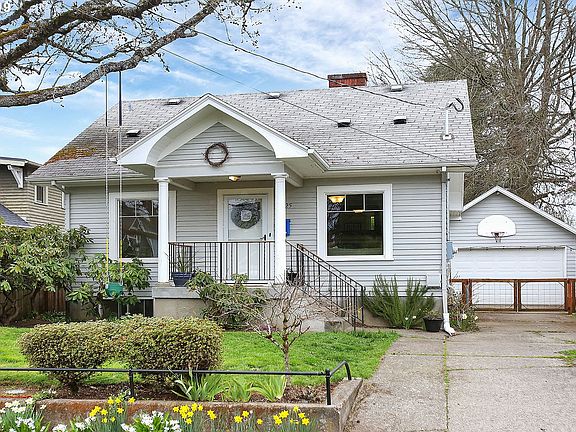 2nd image of 3025 SE Van Water St