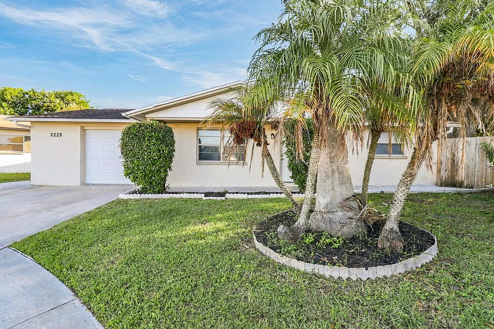 3 bed, 2.0 bath, 1176 sqft, $1,655 — Photo 1