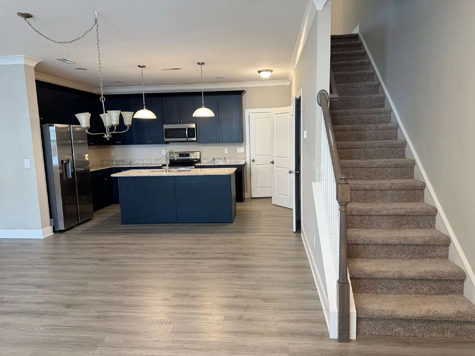 3 bed, 2.5 bath, 1689 sqft, $1,995 — Photo 2