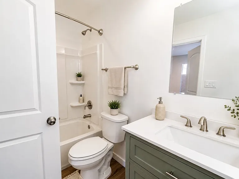 Lake Court Apartments — Photo 5
