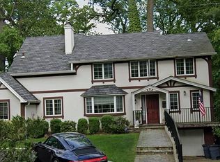 99 Station Rd, Great Neck, NY 11023